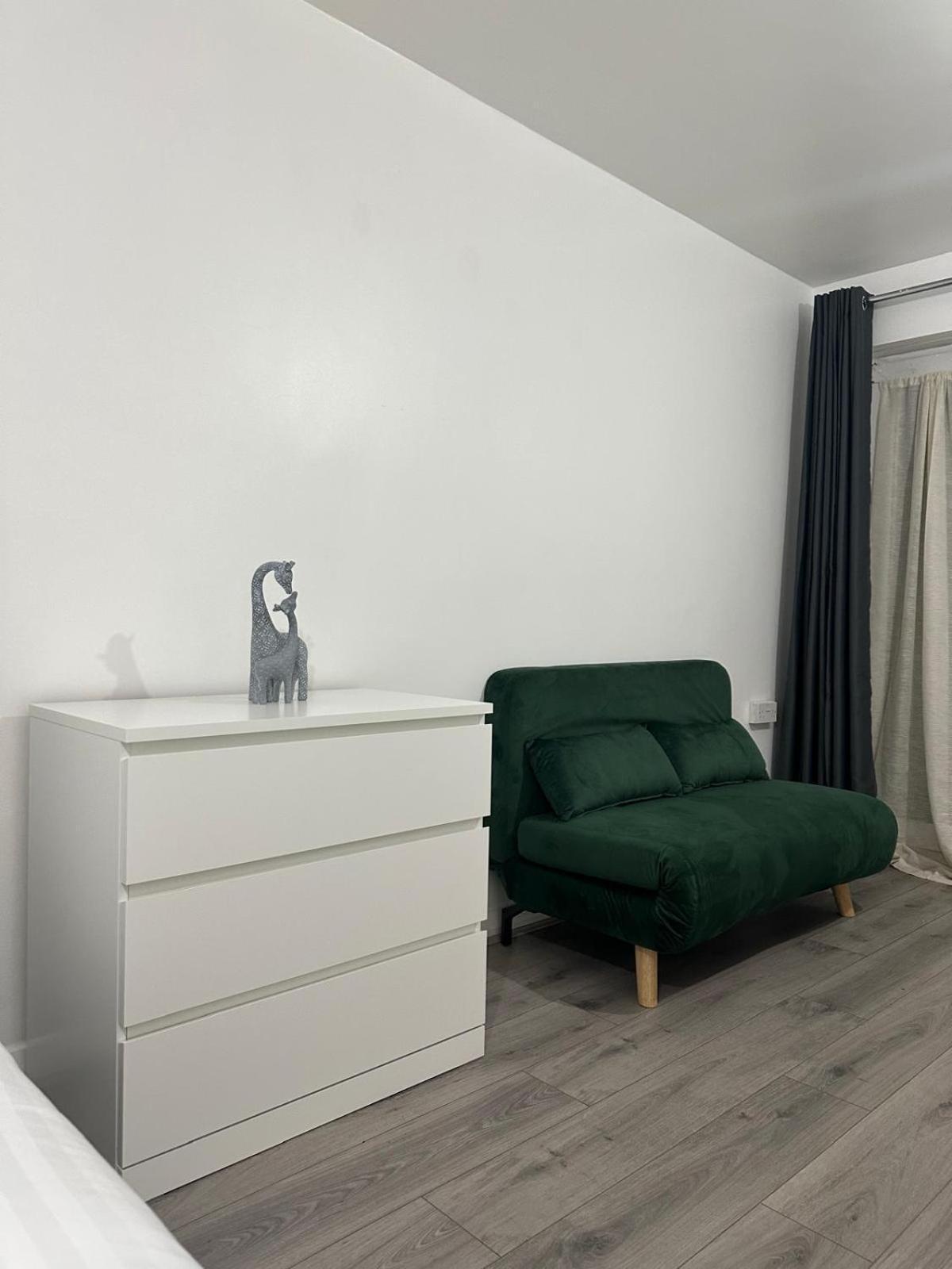 Modern Room In A 4 Bedroom Flat In London, Shared Bathroom! Extérieur photo